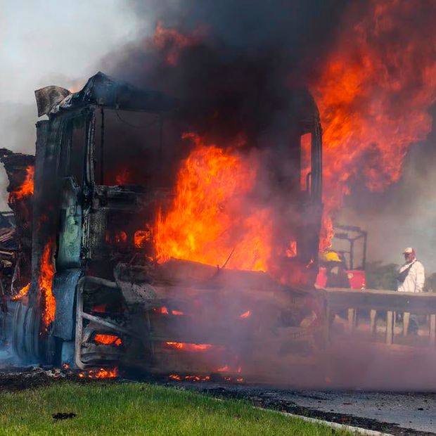 Reportan Circulación Cerrada por Incendio de Tractocamión en Carretera Tampico-Mante